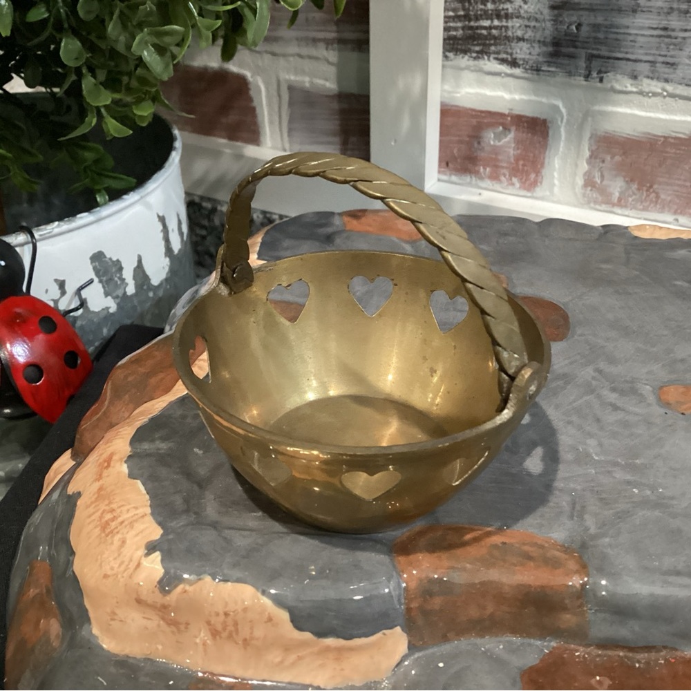 🟡 Vintage - Solid Brass Heart Cutouts Basket with Handle - Very Unique - Picture 4 of 9